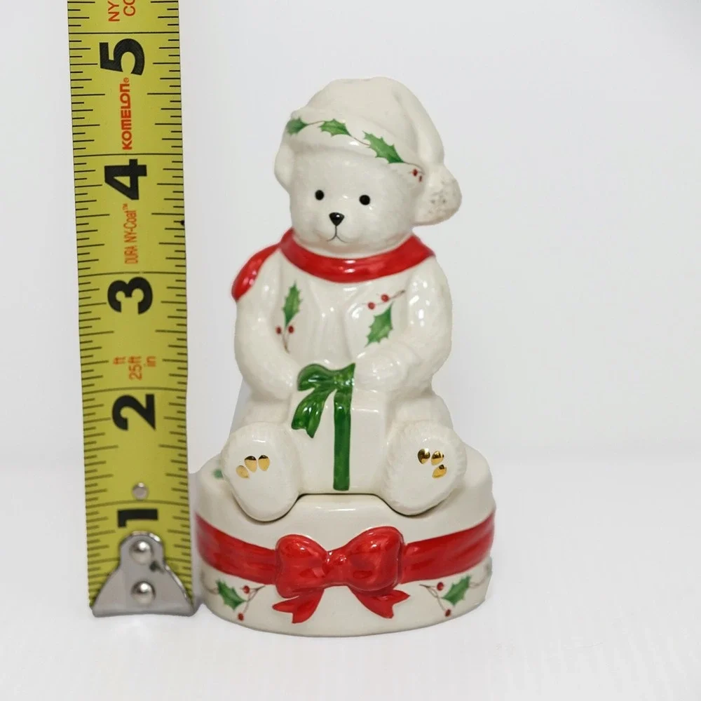 Lenox Holiday Polar Bear Salt and Pepper Shakers Set White Red Green Excellent